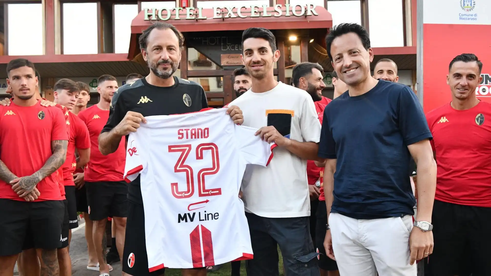 Roccaraso: Luigi De Laurentiis e Francesco Di Donato salutano il campione Olimpico Massimo Stano. Al marciatore donata una maglietta del Bari personalizzata.